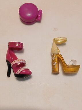 Rainbow High replacement shoes and mirrored compact